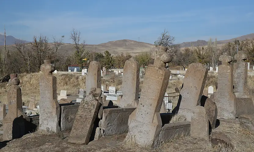 Kayseri'de Oğuz boylarına ait mezar taşları gün yüzüne çıkarıldı