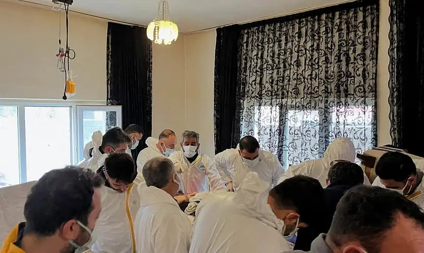 Kayseri'de oldu! Hastayı evden özel kıyafetli maskeli görevliler böyle çıkardı