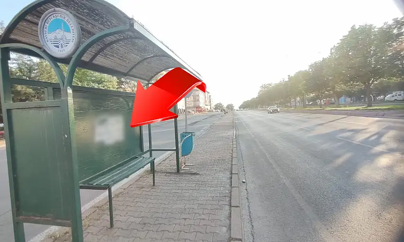 Kayseri'de otobüs duraklarına sprey boya ile bakın ne yazdılar?