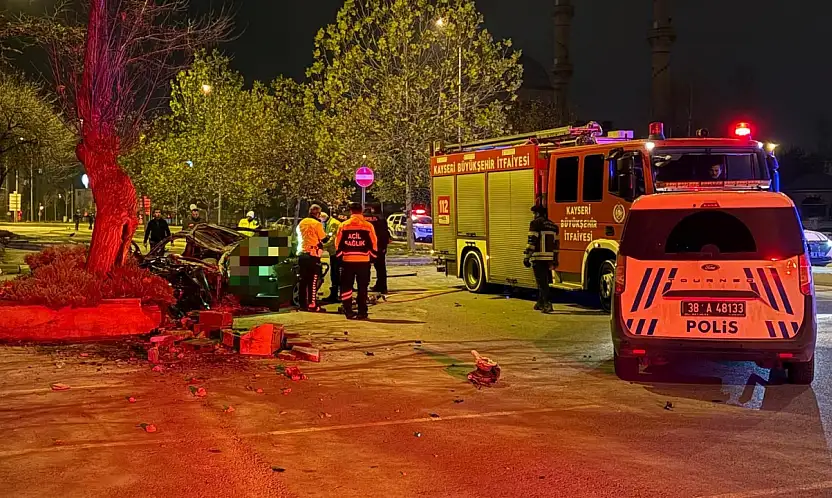 Kayseri'de otomobil ağaca çarparak durabildi! Genç sürücü hayatını kaybetti