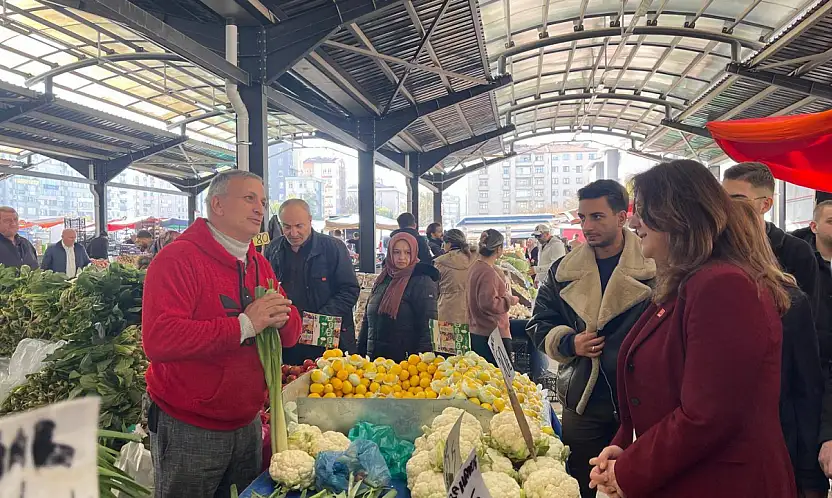 Kayseri'de pazarda vatandaş böyle dert yandı: Eşim emekli öğretmen, oğlum bize yardım ediyor! Limon alacağım, alamıyorum