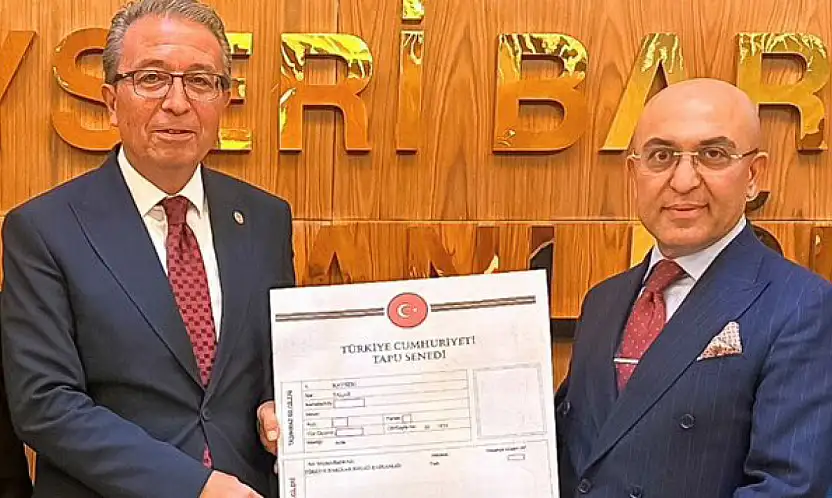 Kayseri'de tapuyu aldılar! Böyle poz verdiler