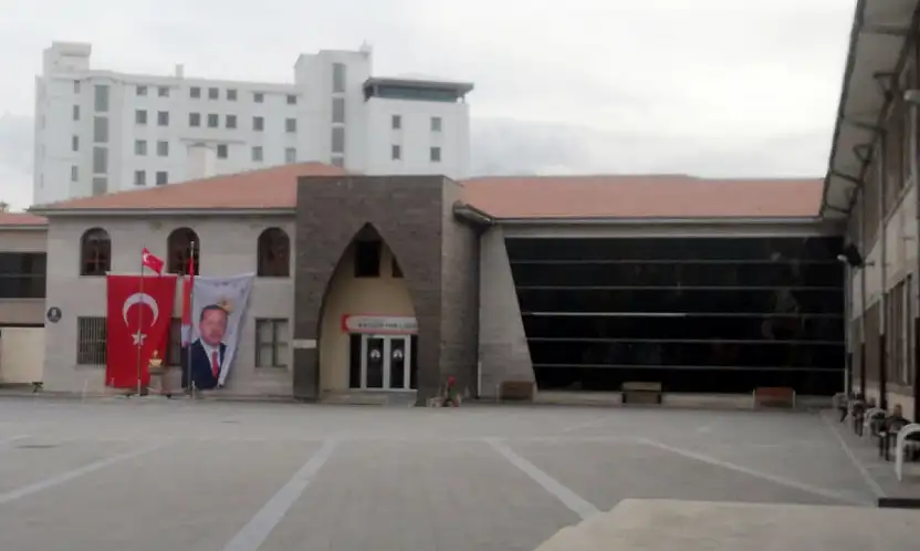 Kayseri'de tarihi okulda hem de Cumhuriyet Bayramı öncesinde büyük saygısızlık! Vatandaşlar isyan etti, Vali'ye seslendi