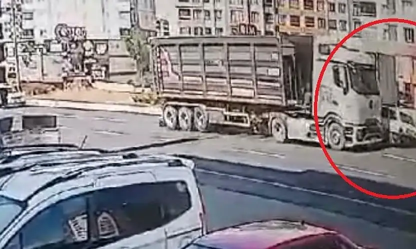 Kayseri'de tırla çarpışan otomobil takla attı! İşte o anlar...