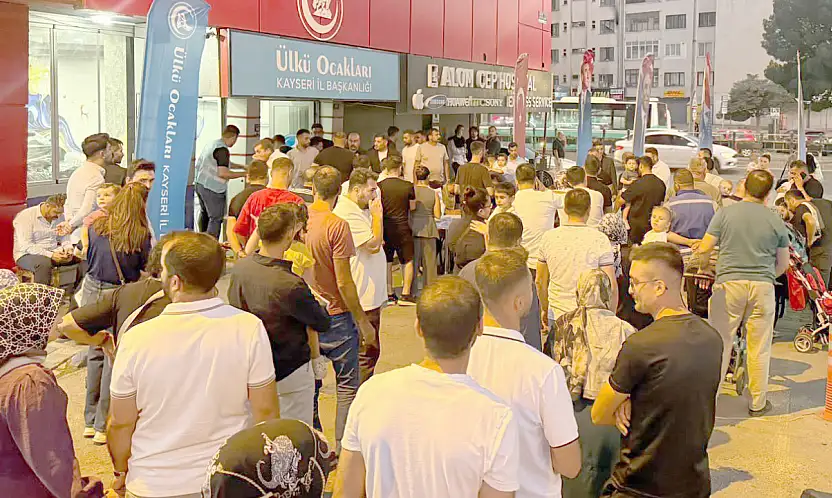 Kayseri'de Ülkü Ocakları önünde dikkat çeken kalabalık! Vatandaşlar neden toplandı?