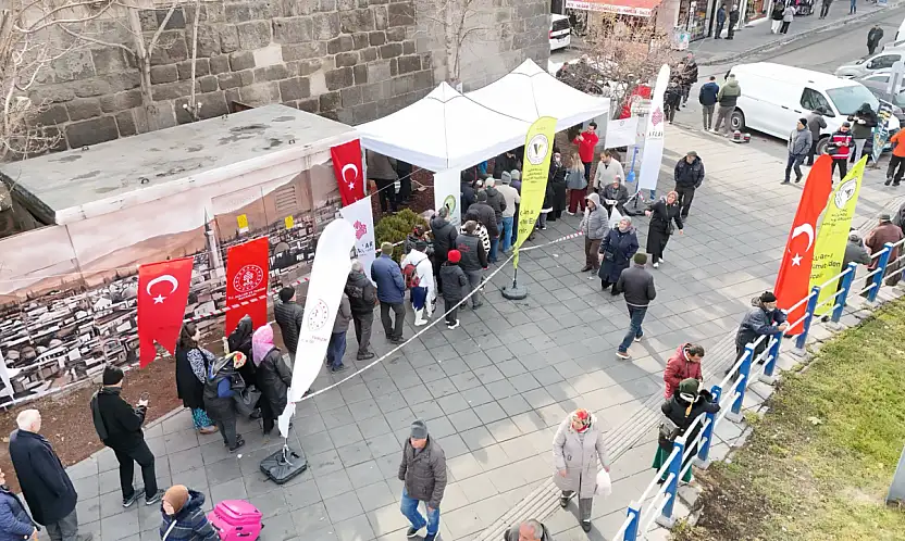 Kayseri'de Cumhuriyet Meydanı'nda uzun kuyruklar oluştu! Bakın ne dağıtıldı