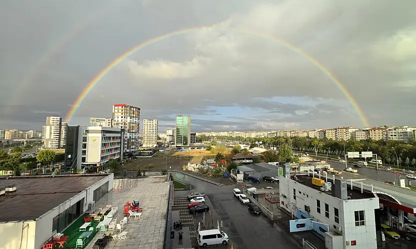 Kayseri'de etkili olan yağmurla birlikte şaşırtan görüntü