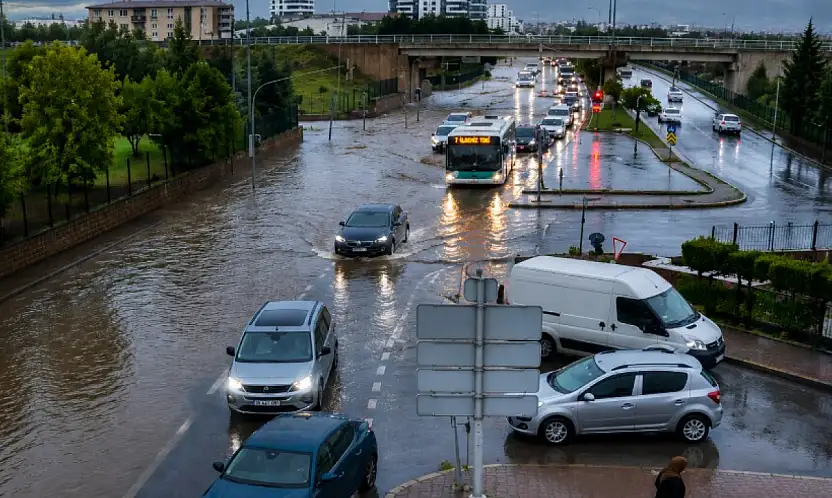 Kayseri'de yağmurla karışık dolu yağdı sel oldu