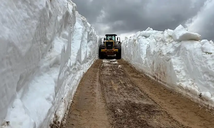 Kayseri'de yazın başında kış görüntüsü! Karlar iş makinesini aştı
