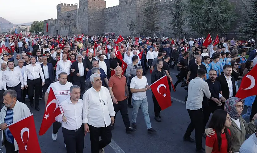 Kayseri'de yer gök kırmızı beyaz! Görenlerin göğsünü kabartan tarihi yürüyüş