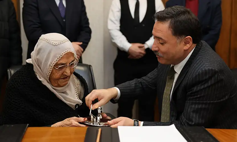 Kayseri'deki afetzedelere evlerini Vali Çiçek teslim etti