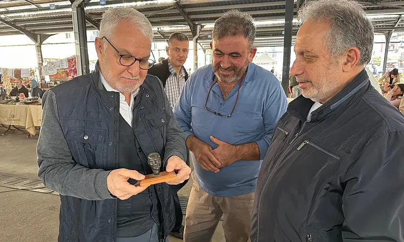 Kayseri'deki Antika Pazarı'nda Atatürk büstü
