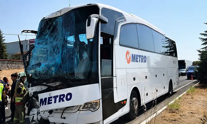 Kayseri'den çıkan otobüs kamyona arkadan çarptı! Yaralılar var