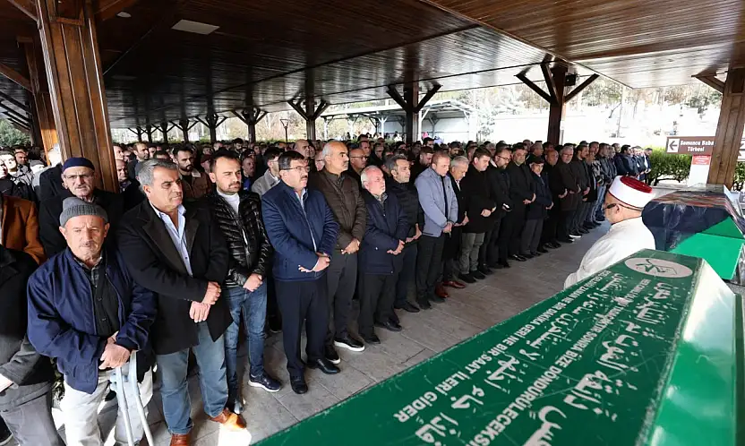 Kayseri İl Müdürü annesini son yolculuğuna uğurladı!