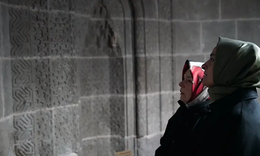 Kayseri'ye gelen eski Bakan sessiz sedasız bakın nereyi ziyaret etmiş?