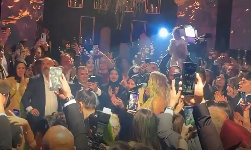 Kayserili iş insanı evlendi! Ünlü şarkıcı düğünde sahne aldı