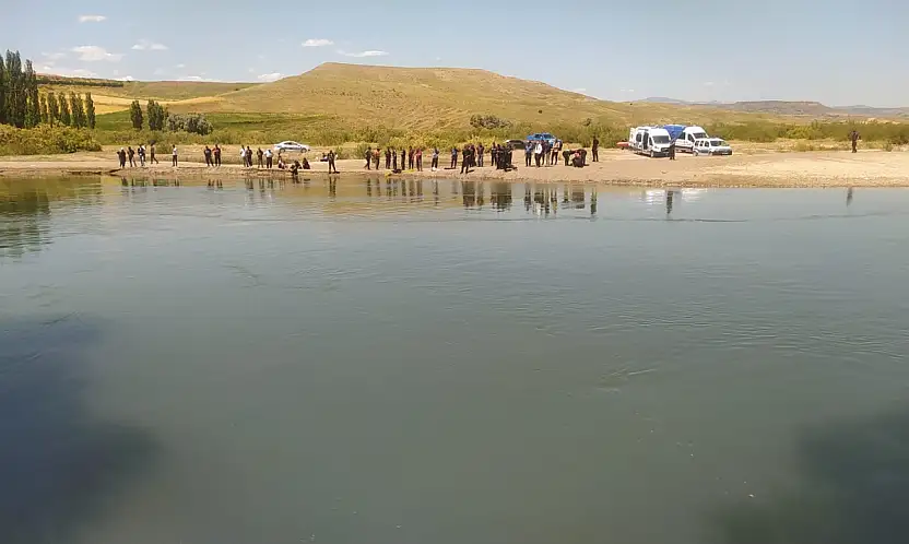 Kızılırmak'a giren 2 çocuktan 1'i kayboldu!