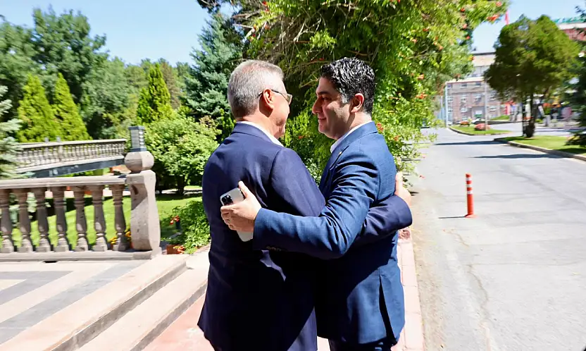 MHP'li Özdemir'i örnek gösteren Akay,  diğer siyasilere ve kamu görevlilerine gönderme yaptı