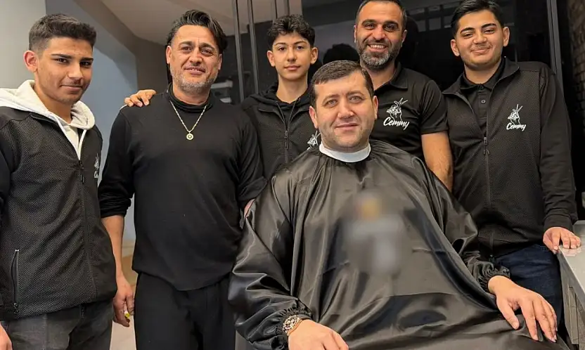 MHP'li Vekilin berber önlüğünde dikkat çeken detay!