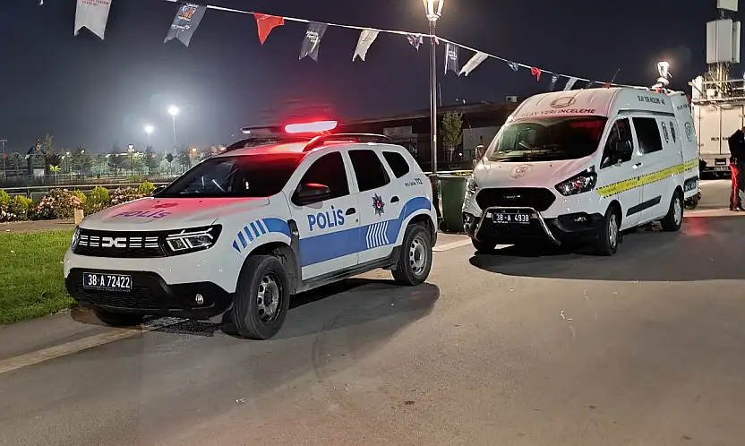 Millet Bahçesi'nde bıçaklı-yumruklu kavga: 2 yaralı