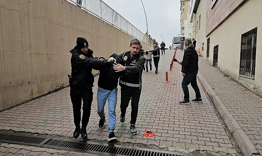Polisin yaralandığı operasyonlarda gözaltına alınan 9 kişiden 4'ü serbest bırakıldı