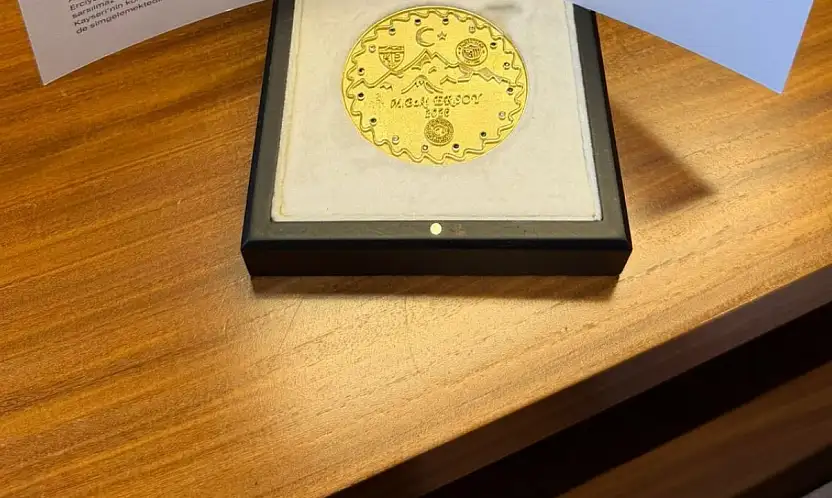 Sadece 38 tane var! O madalya bakın kimin masasında ortaya çıktı?