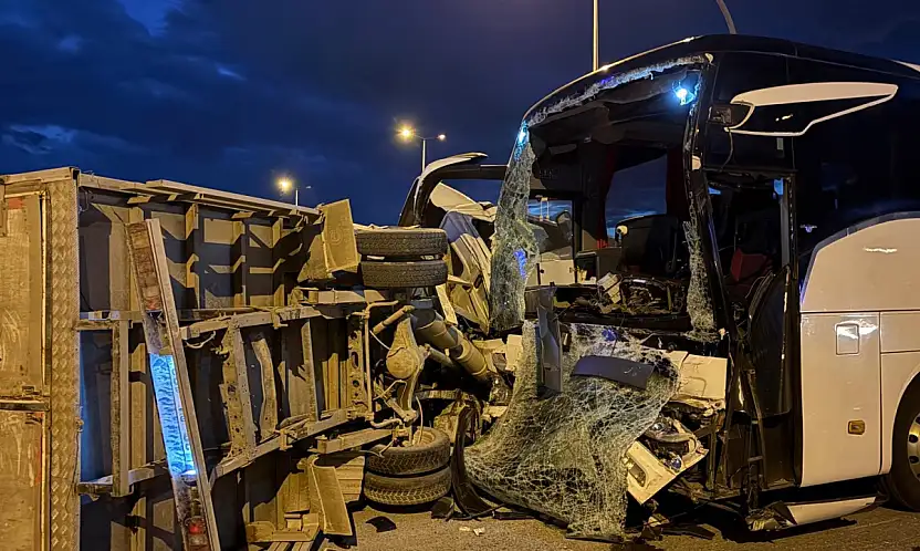 Serbest Bölge Kavşağı'nda otobüsü ile kamyonet çarpıştı!