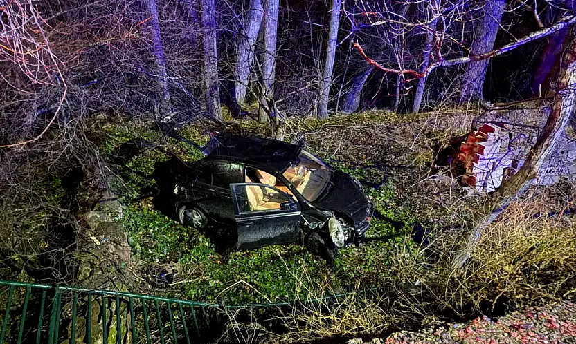 Talas'ta korkutan kaza! Otomobil bahçe duvarından uçtu