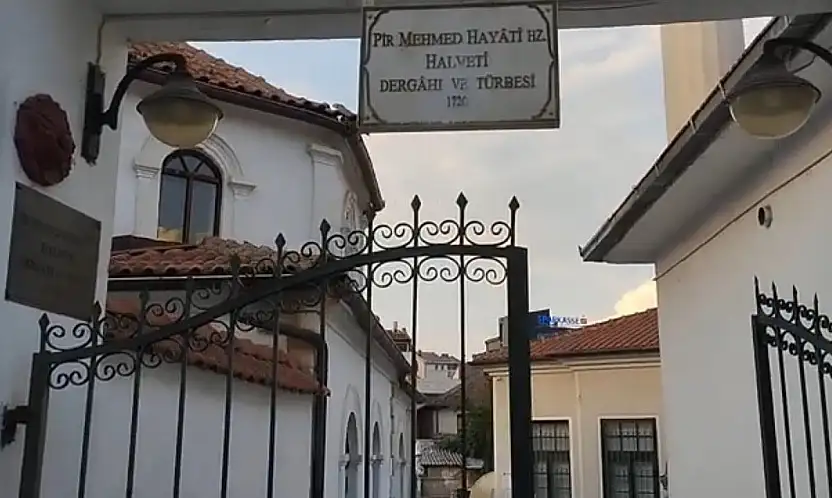 Tekke ziyareti yapan Kayseri eski Milletvekilinden siyaset çıkışı: Herkes maskeyle geziyor!