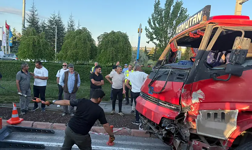 Tramvay ve kamyon çarpıştı!