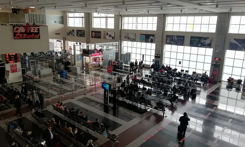 Ünlü isim Kayseri'de gördüğü manzara karşısında şaşırdı! Havaalanından iner inmez soluğu orada aldı