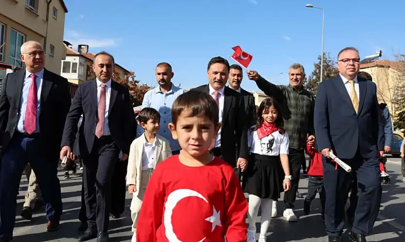 Vali Çiçek, Cumhuriyet coşkusunu miniklerle kutladı