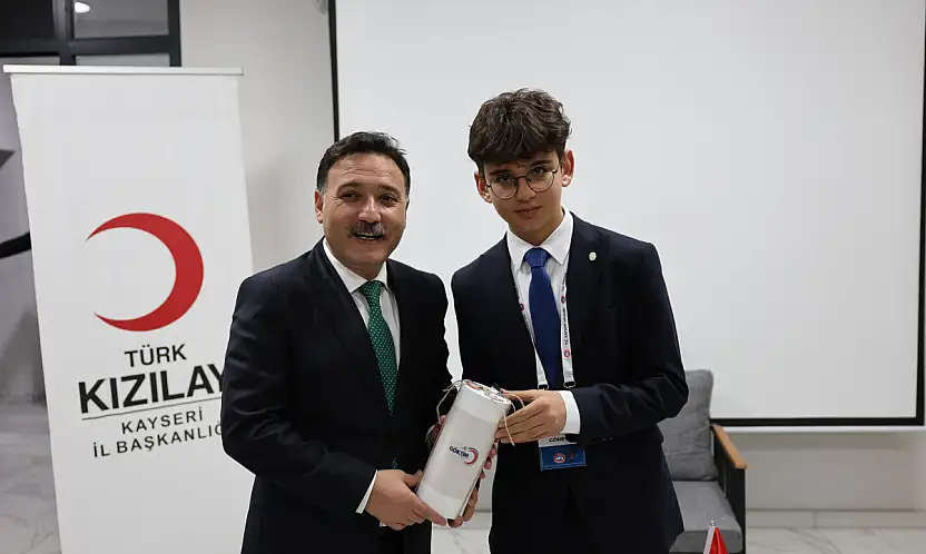 Vali Çiçek'i duygulandıran hediye: 50 öğrenciden 10 yıllık sır