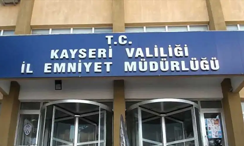 Yoğun kar yağışında mahsur kalan aile kurtarıldı