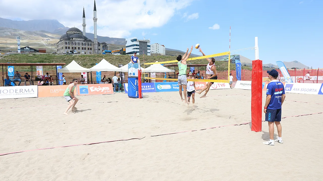 Erciyes'te plaj voleybolu turnuvası sürüyor