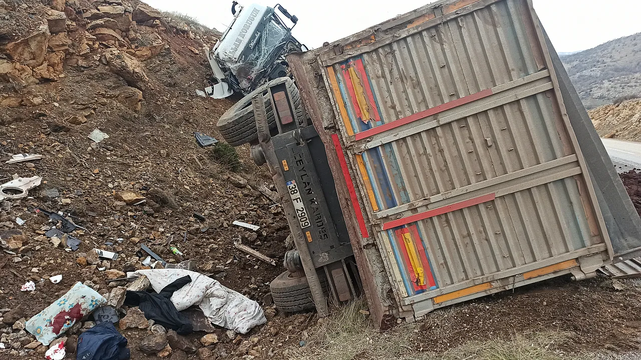 Yahyalı'da tır ikiye bölündü...
