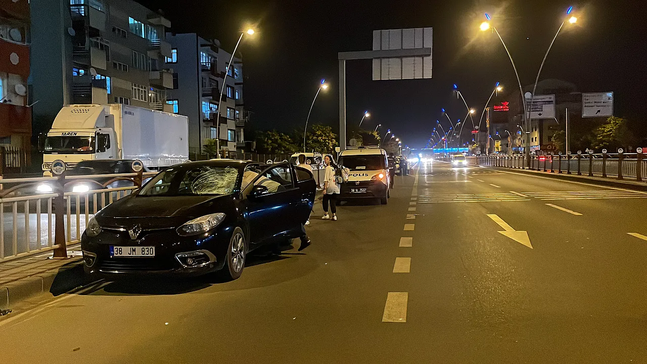 Otomobil 26 yaşındaki gence çarptı