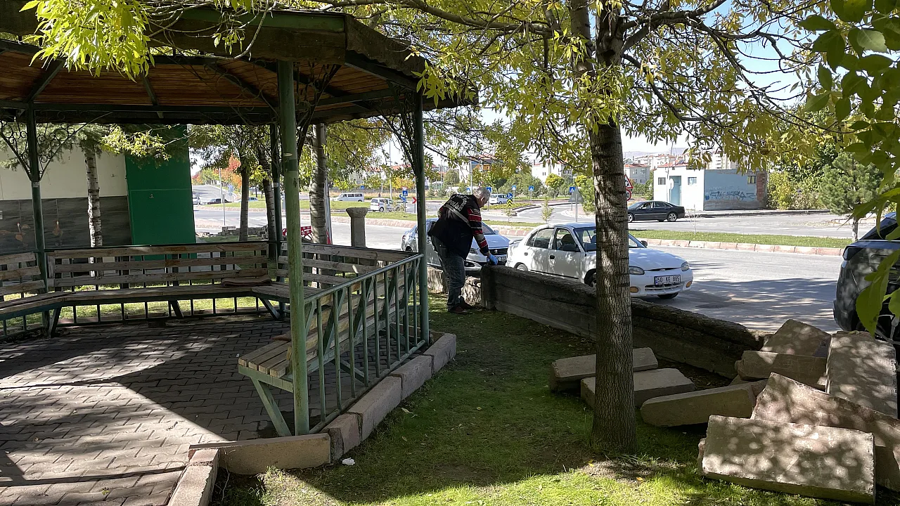 Cami bahçesinde bıçaklı saldırı!