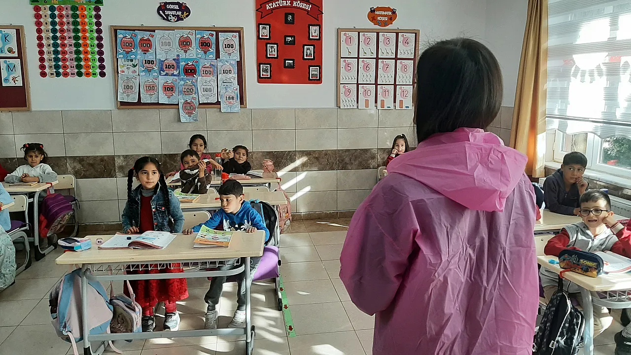 Harfleri nesnelerle öğretiyor