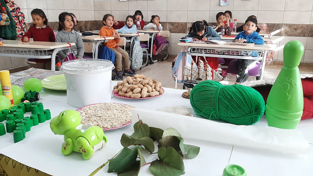 Harfleri nesnelerle öğretiyor