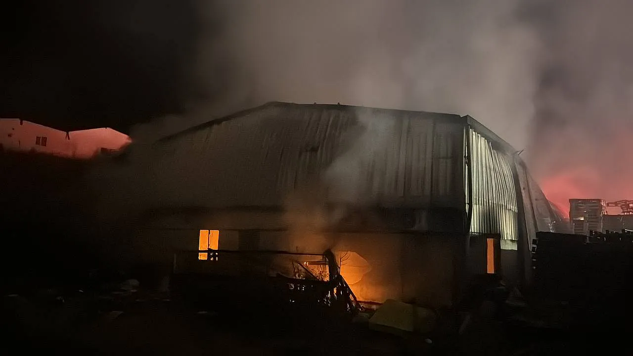 Flaş! OSB'de bir fabrika alevlere teslim oldu