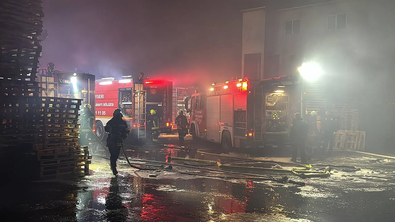 Flaş! OSB'de bir fabrika alevlere teslim oldu