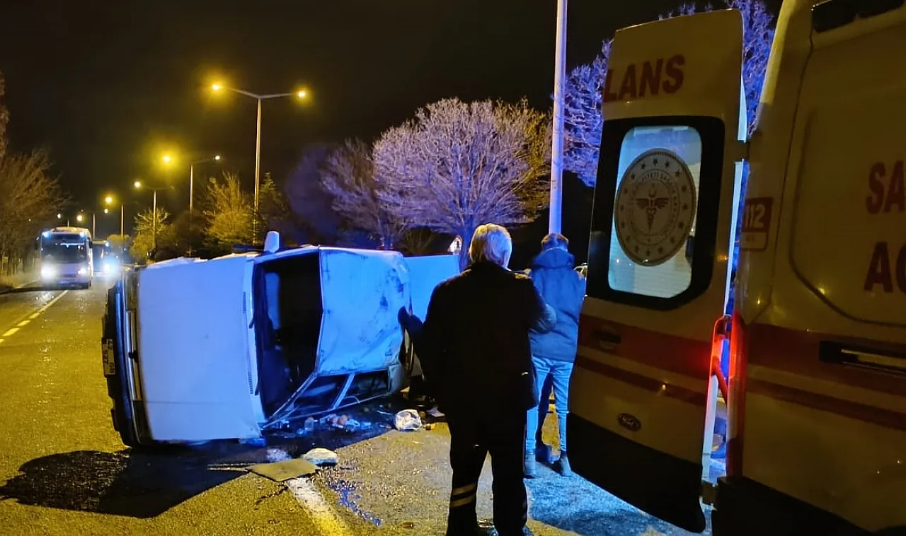 Otomobil devrildi! Yaralılar var