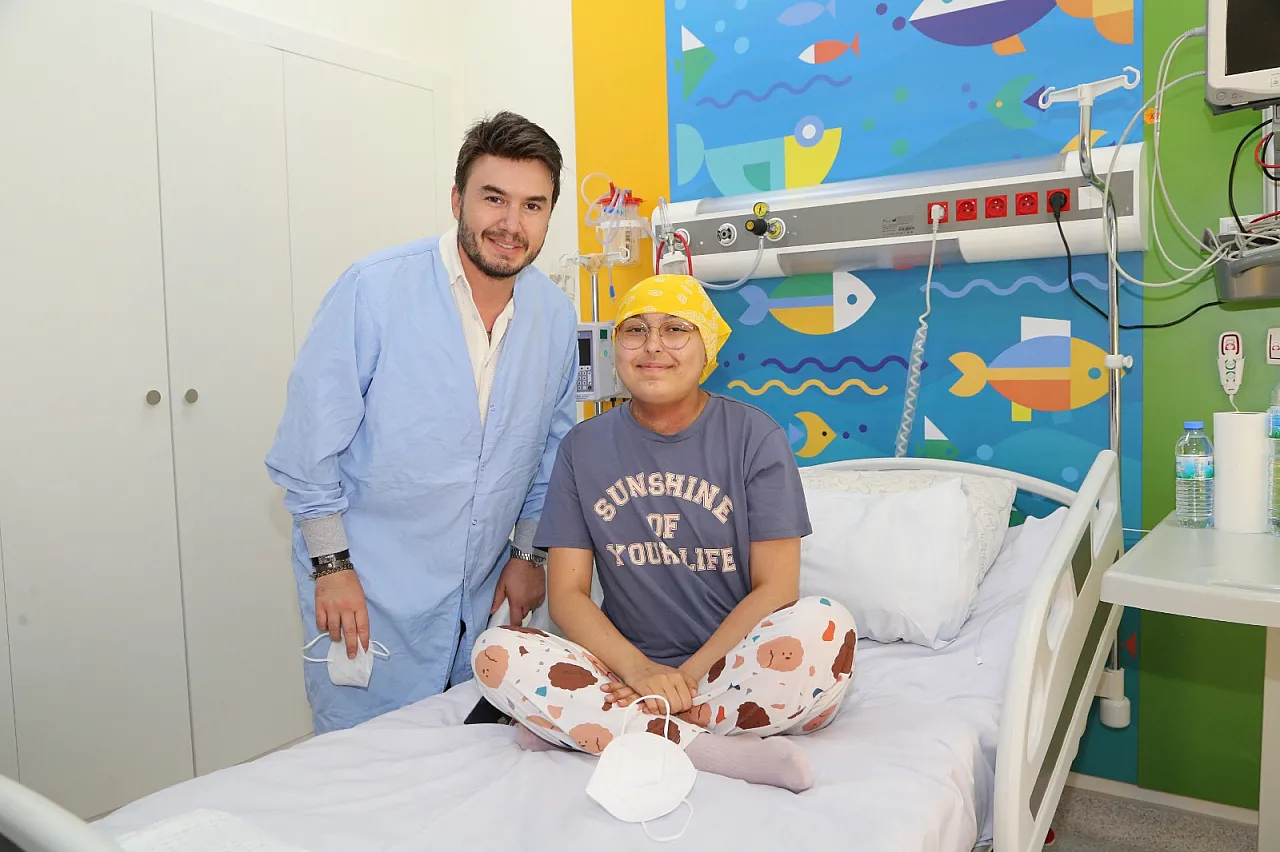 Tartışmalara konu olan ünlü sanatçıdan anlamlı ziyaret