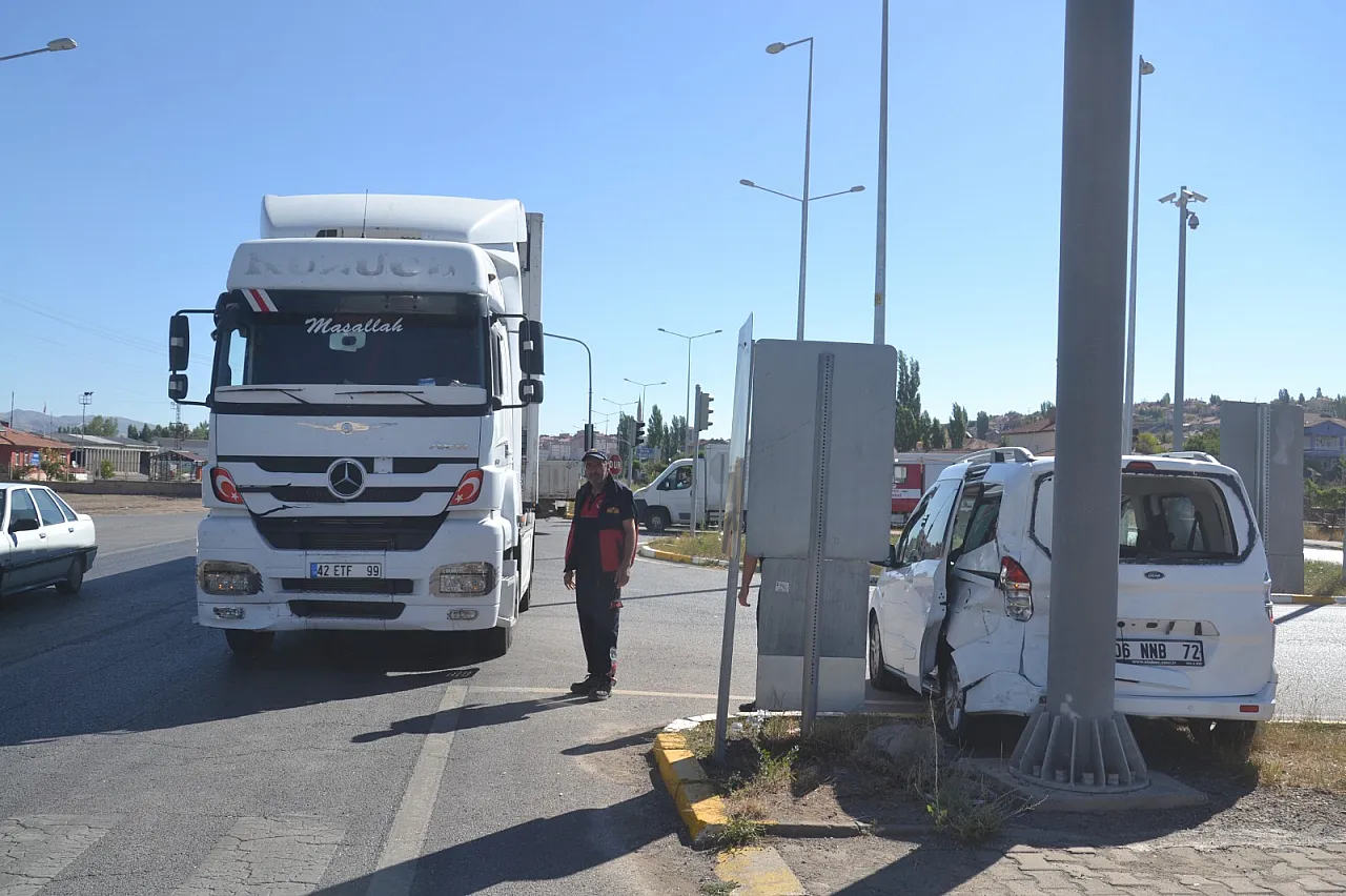 Tırla ticari araç çarpıştı