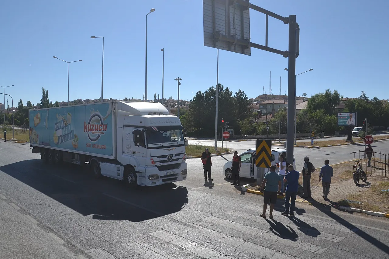 Tırla ticari araç çarpıştı