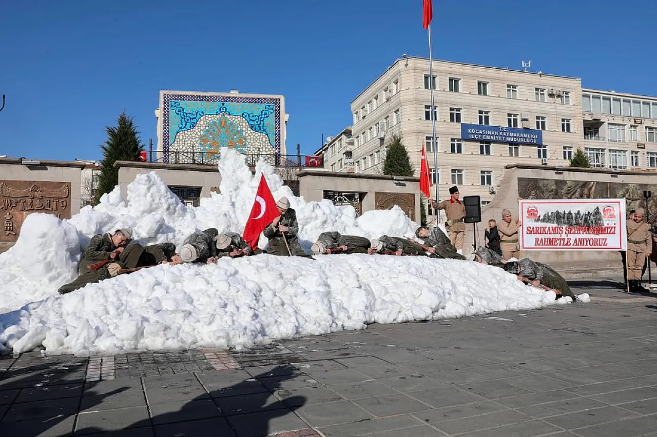 Erciyes'ten Cumhuriyet Meydanı'na kar taşıdılar
