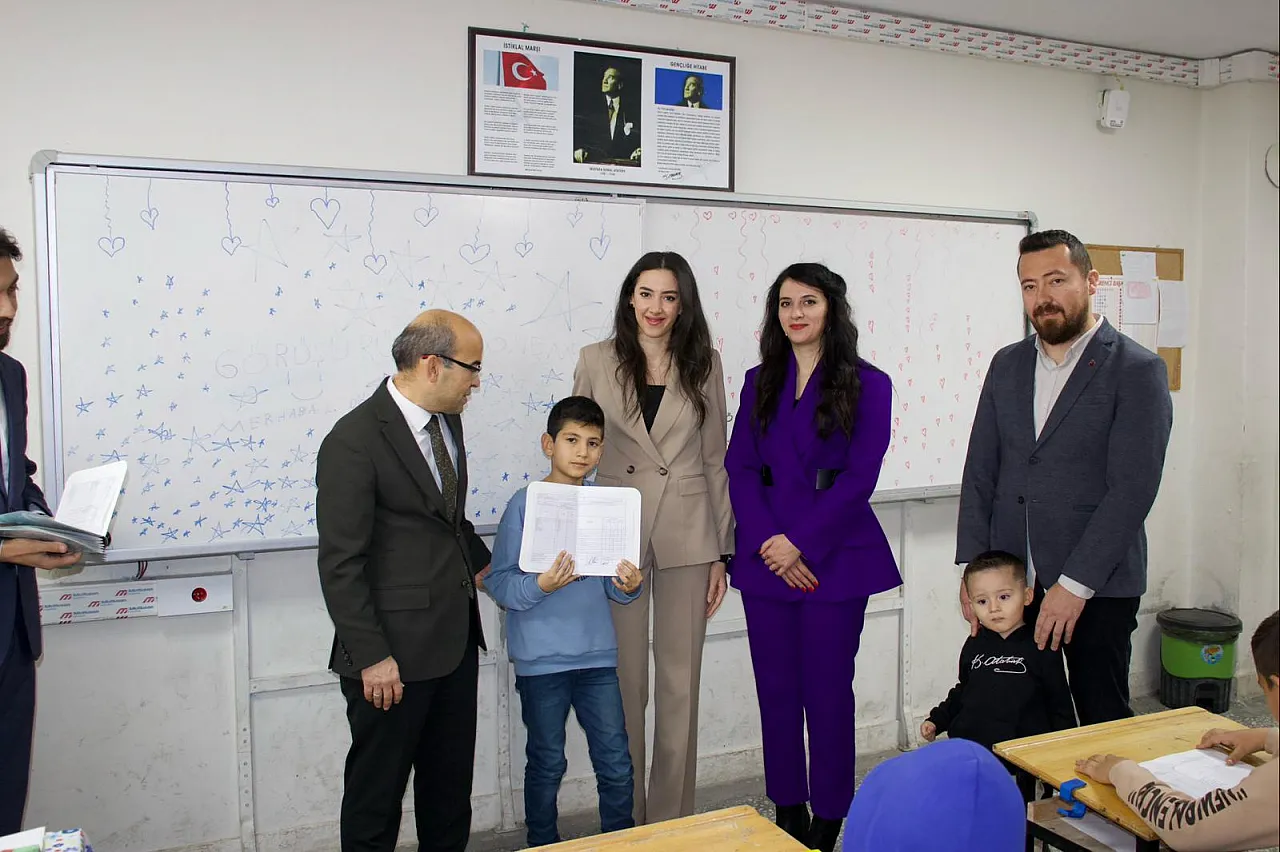 İlçedeki 3 okulda karne heyecanı