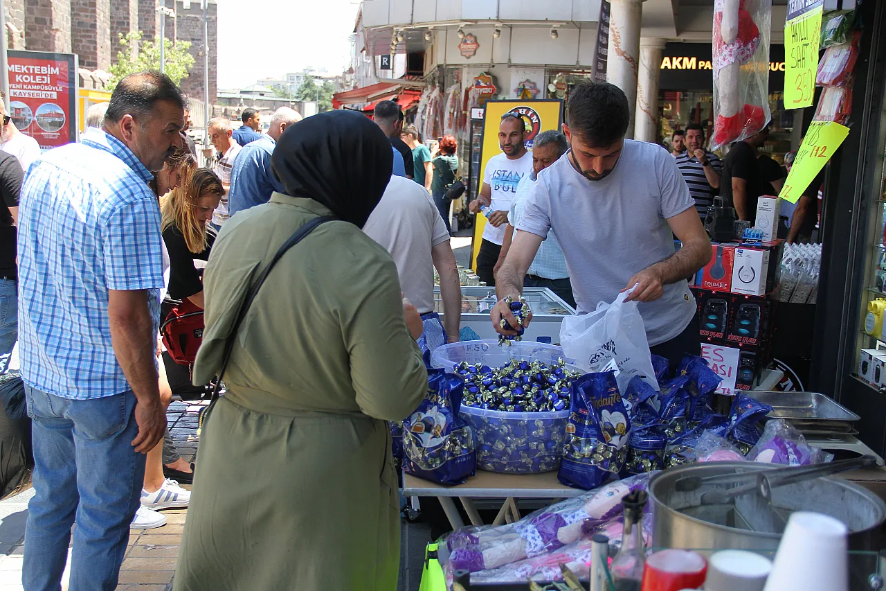 Çarşı pazarda bayram yoğunluğu!