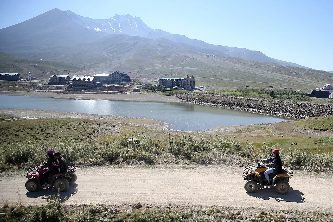 Zirvede ATV keyfi bir başka!